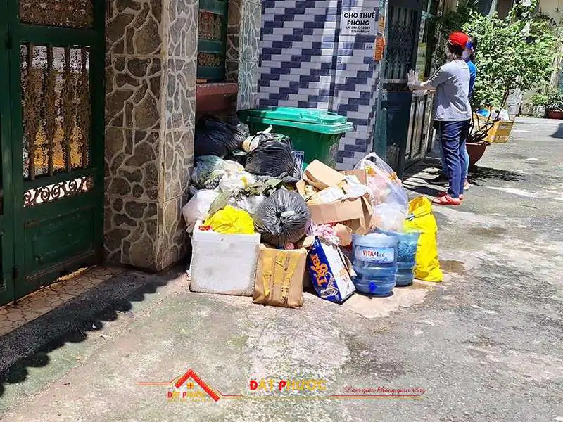 Để rác thải trước cửa nhà là đại kỵ trong phong thủy xây dựng nhà ở