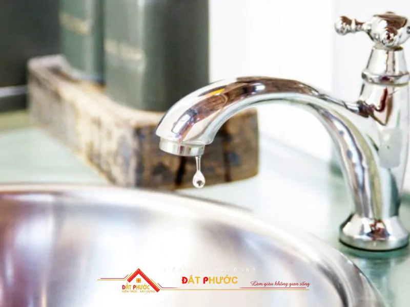 Phát hiện vòi nước rò rỉ cần sửa ngày để tránh thất thoát của cải, tài lộc