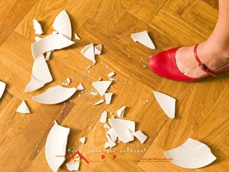 Nên vứt ngay các vật dụng rơi vỡ, tránh để lâu trong nhà